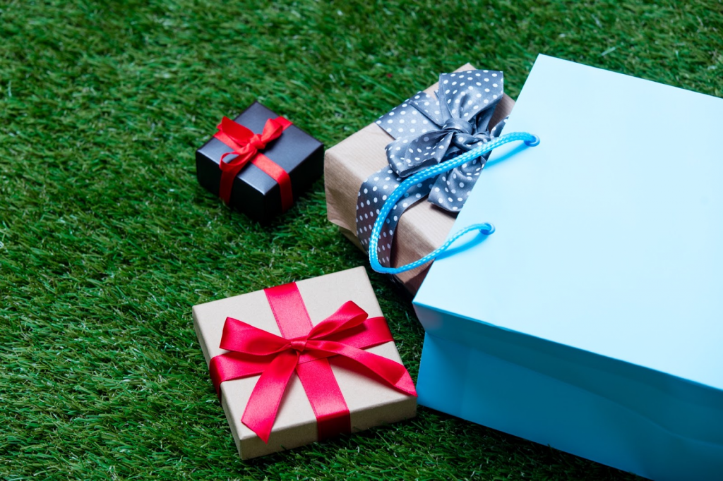 Corporate gifts suppliers in Singapore offering premium business gifts