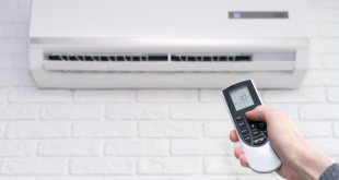 Adjusting air conditioner temperature with remote control – aircon installation Singapore