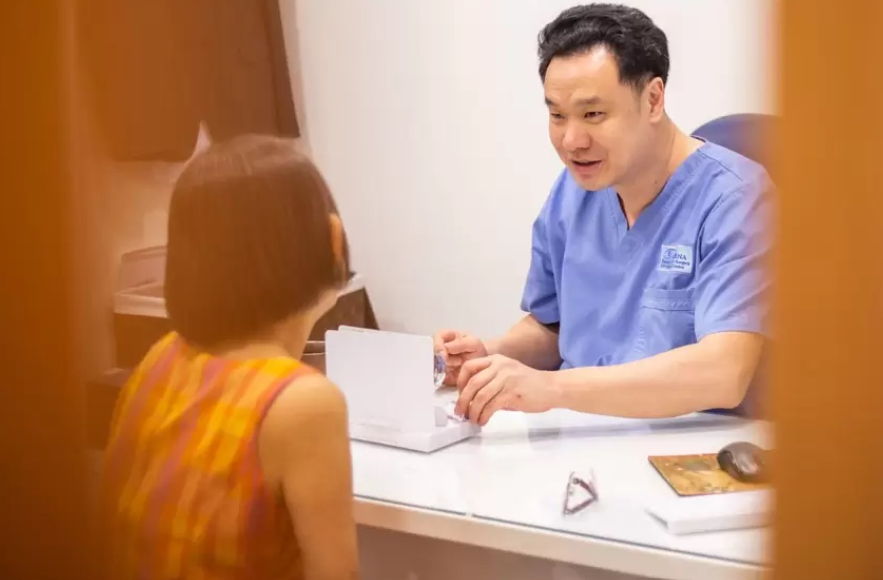Dr David Goh meeting a patient - Singapore bladeless laser cataract surgery
