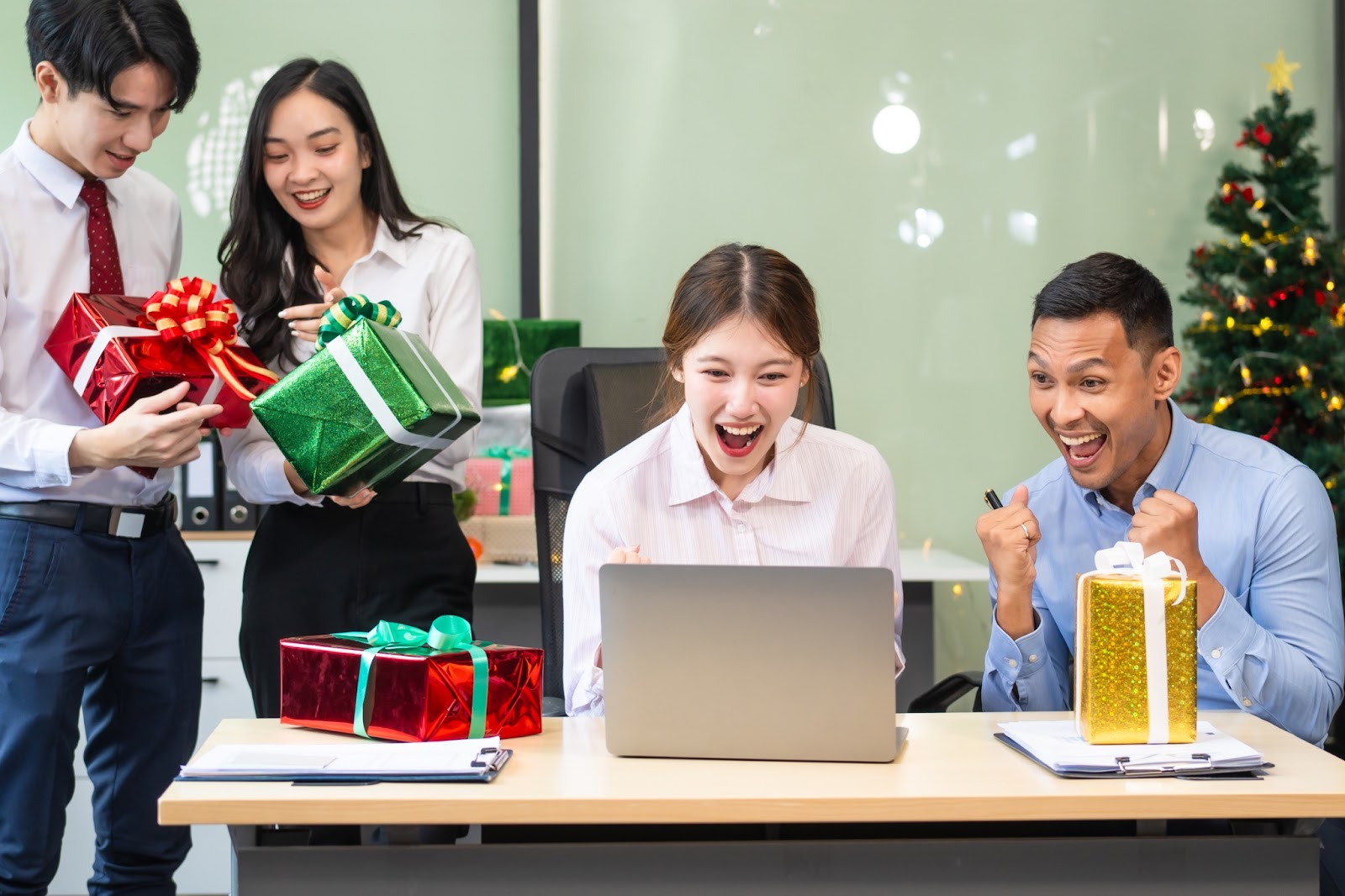 Customised corporate gifts Singapore with branded logo