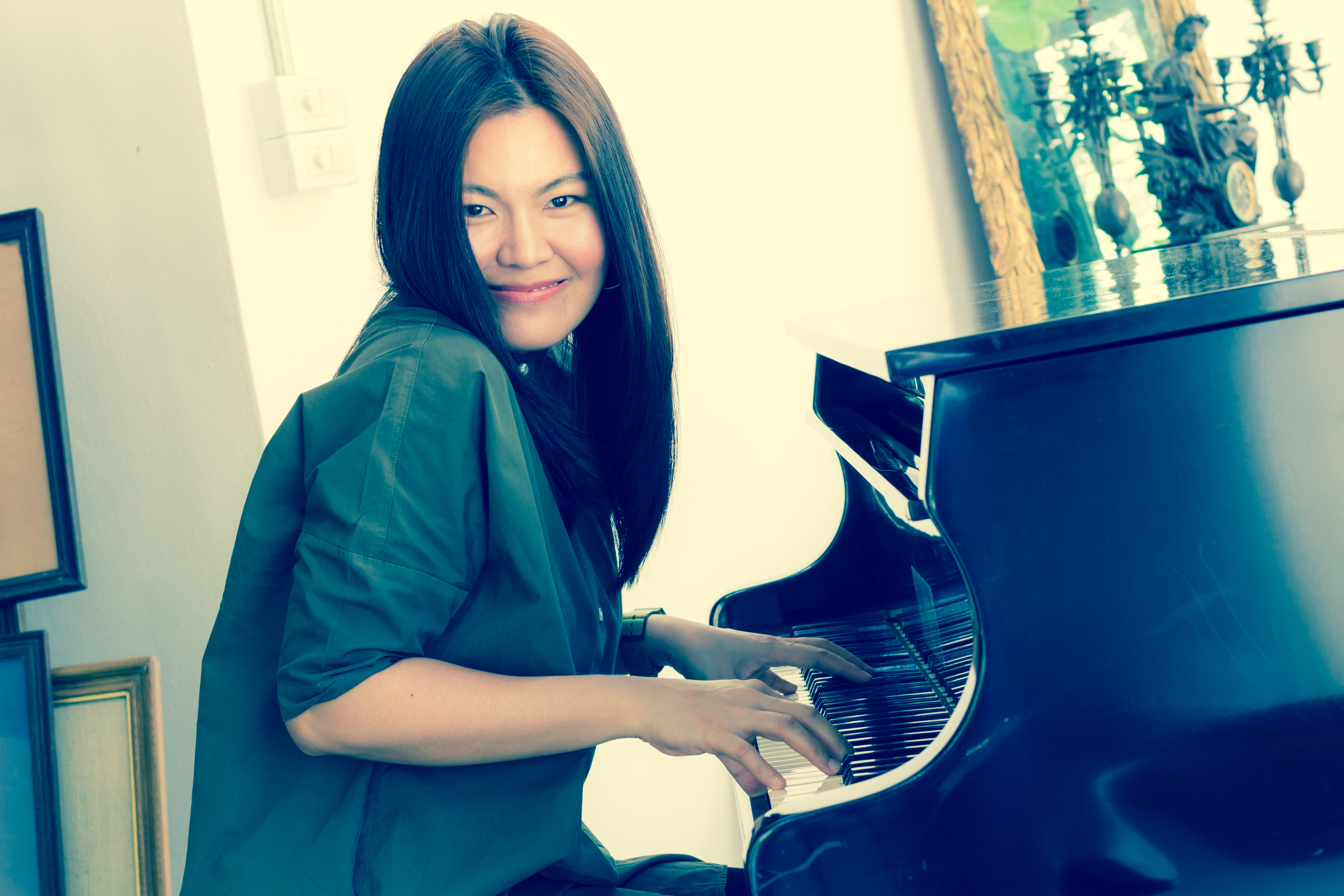 Experienced piano movers in Singapore assisting customer with secure grand piano shifting and relocation support