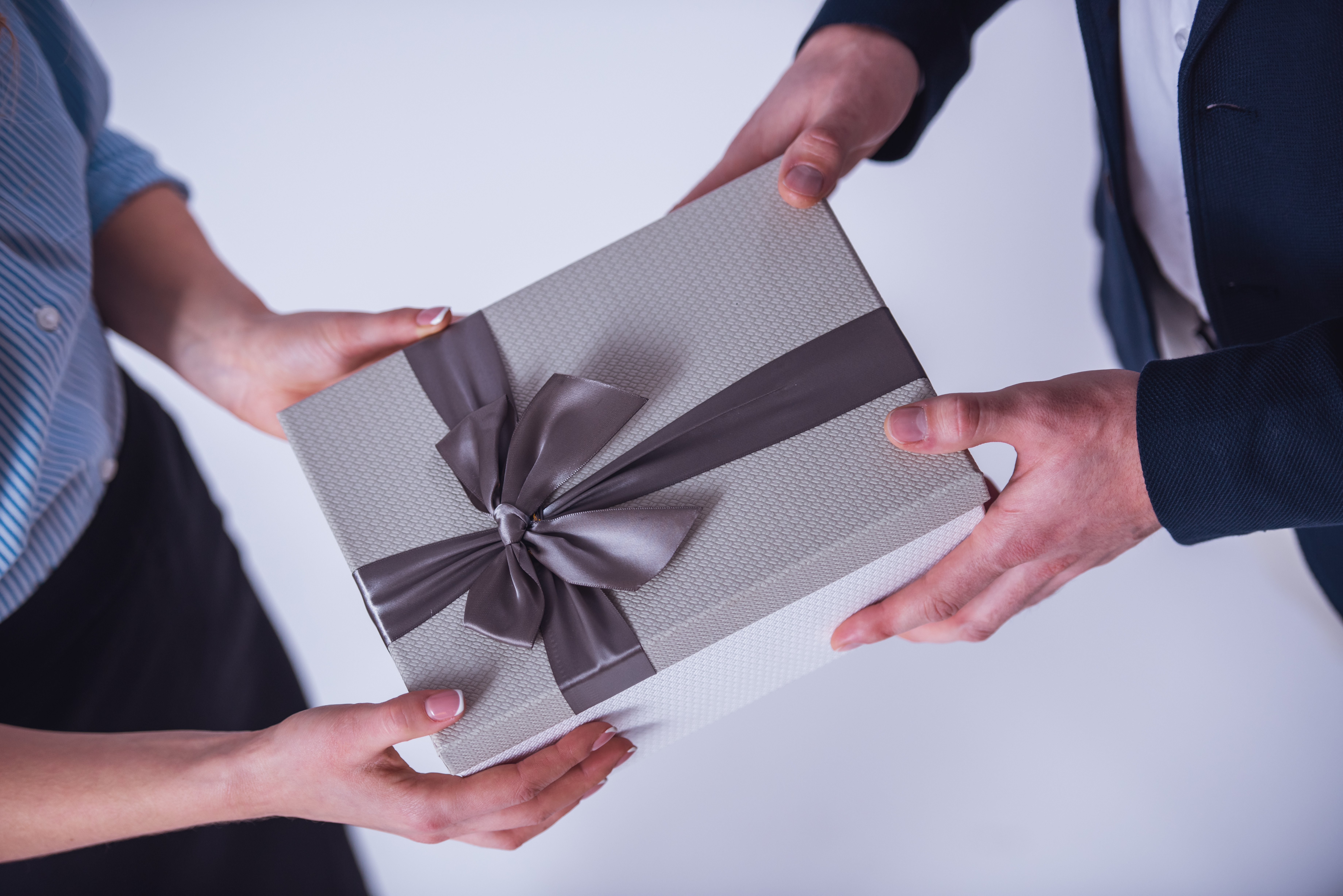 Singapore corporate gifts suppliers managing local delivery services