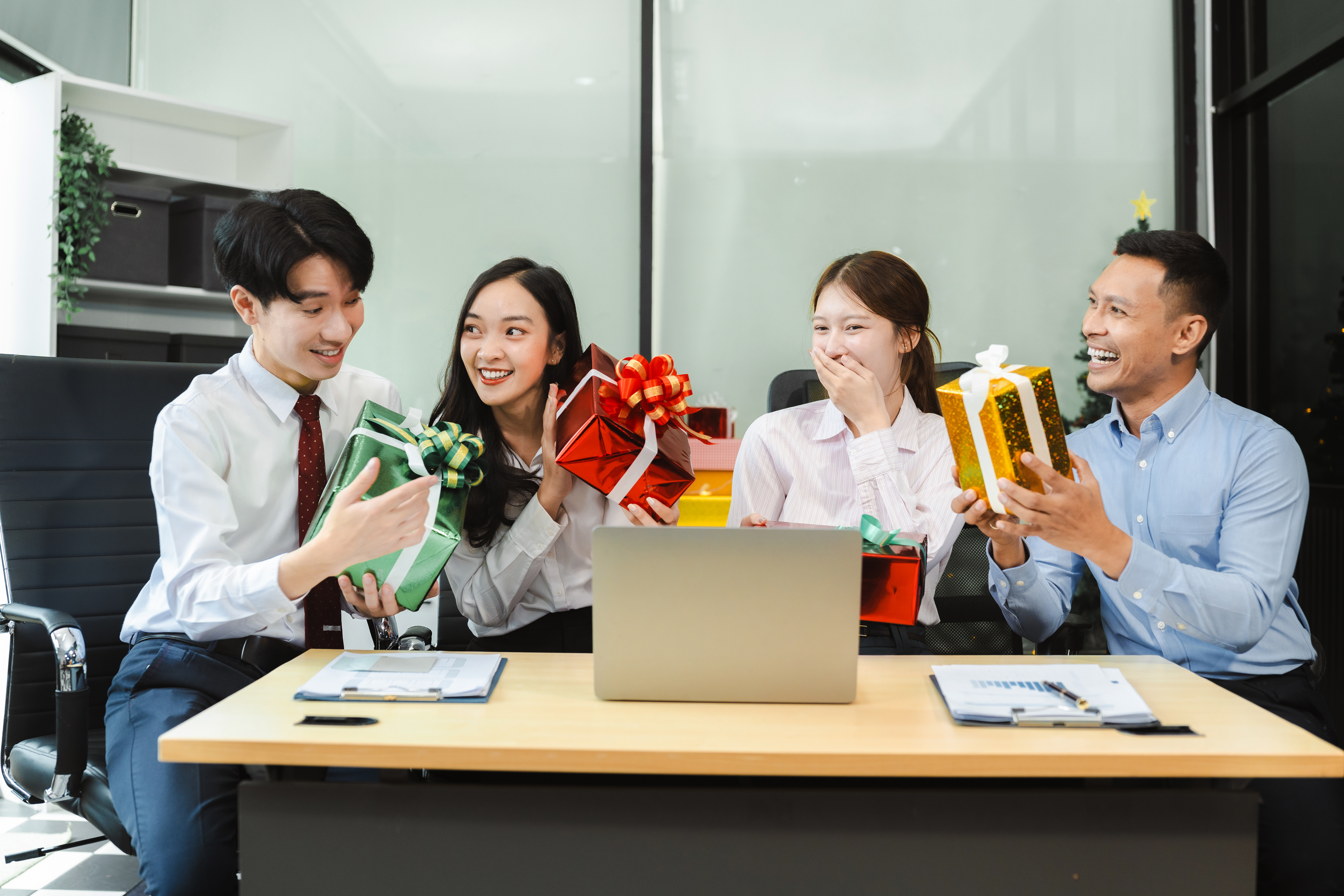 premium gifts suppliers Singapore offering professional packaging